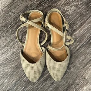 Nude pointed flats